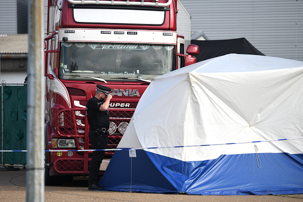 -La police monte la garde sur le site où 39 corps ont été découverts à l'arrière d'un camion le 23 octobre 2019 à Thurrock, en Angleterre. Photo de Leon Neal / Getty Images.