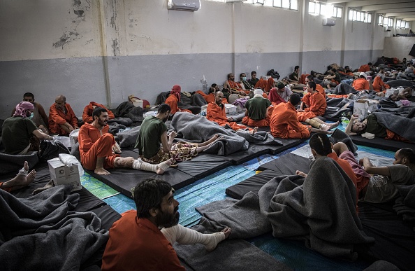 -Des hommes, soupçonnés d'être affiliés au groupe État islamique se rassemblent dans une cellule de la prison de Hasakeh, dans le nord-est de la Syrie, le 26 octobre 2019. Photo par FADEL SENNA / AFP via Getty Images.