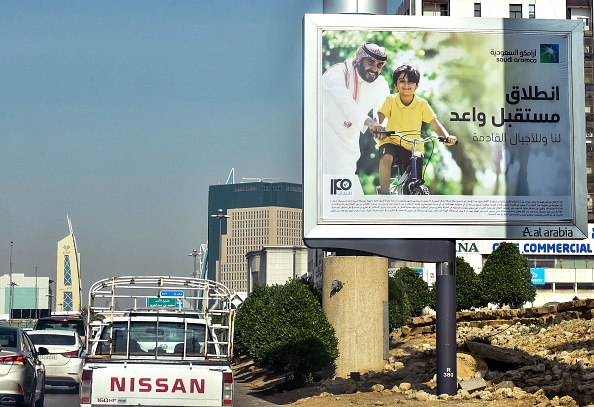 Cette photo prise le 12 décembre 2019 montre un panneau d'affichage affichant une annonce de l'introduction en bourse d'Aramco le long d'une route dans la capitale saoudienne Riyad. (Photo : FAYEZ NURELDINE/AFP via Getty Images)