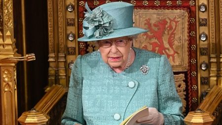 Virus: les Américains se préparent au pire, Elisabeth II s’adresse aux Britanniques