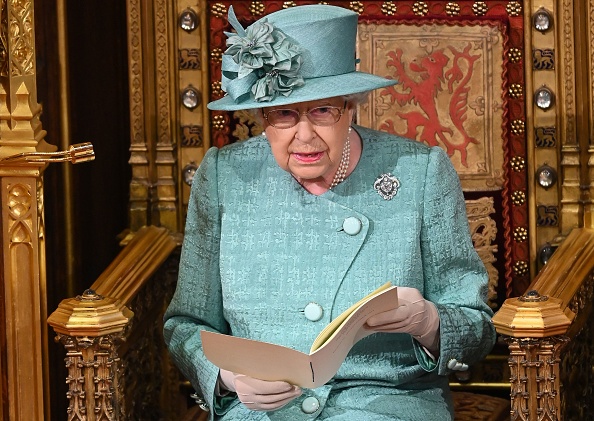 -Illustration- La reine Elizabeth II de Grande-Bretagne va saluer dimanche soir la réponse des Britanniques à la crise sanitaire lors d'une adresse solennelle. "J'espère que dans les années à venir, tout le monde pourra être fier de la manière dont nous avons relevé ce défi". Photo par Paul Edwards / POOL / AFP via Getty Images.