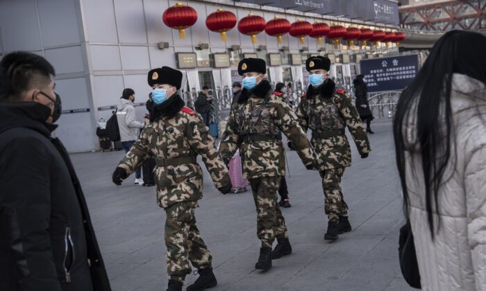 Des policiers chinois portent des masques de protection lorsqu'ils patrouillent avant le Nouvel An chinois dans une gare de Pékin, en Chine, le 23 janvier 2020. (Kevin Frayer/Getty Images)