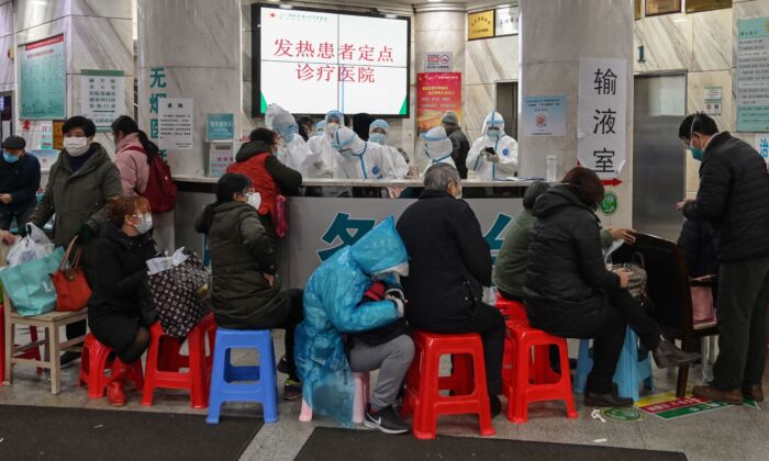 Les patients attendent leur traitement à l'hôpital de la Croix-Rouge de Wuhan, en Chine, le 24 janvier 2020. (HECTOR RETAMAL/AFP via Getty Images)