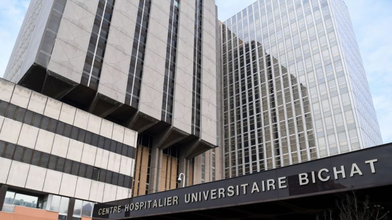 Une photo prise le 25 janvier 2020 montre l'entrée de l'hôpital Bichat à Paris, où deux patients sont hospitalisés au Service des maladies infectieuses et tropicales après avoir été infectés par le nouveau coronavirus.  (Photo by ALAIN JOCARD/AFP via Getty Images)