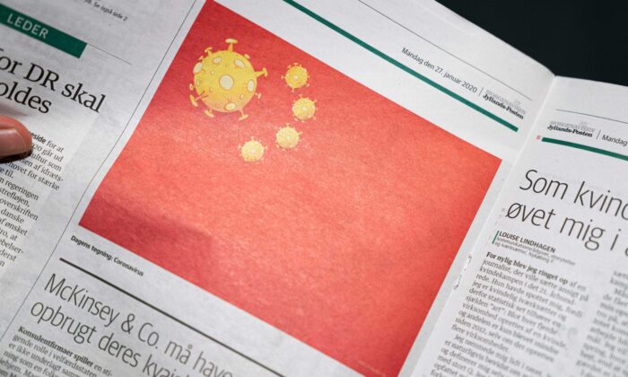 Une page du quotidien danois Jyllands-Posten de l'édition du 27 janvier 2020 montre une caricature du drapeau national chinois avec un coronavirus, réalisée par l'éditorialiste danois Niels Bo Bojesen, à Copenhague, le 28 janvier 2020. (Ida Marie Odgaard/Ritzau Scanpix/AFP via Getty Images)