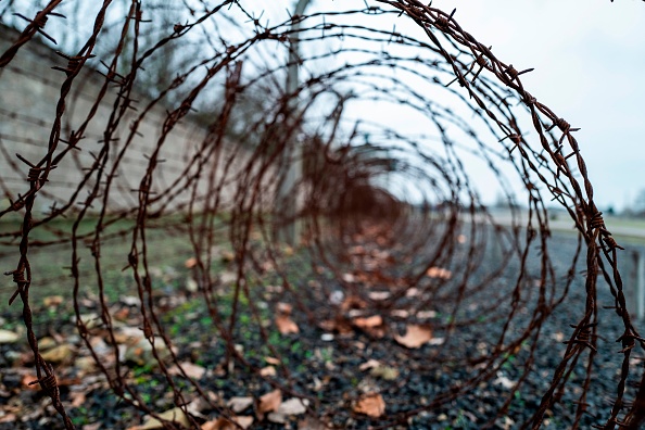 -Gros plan d'une clôture en fil de fer barbelé dans l'ancien camp de concentration de Sachsenhausen, aujourd'hui un mémorial, à Oranienburg, en Allemagne, le 7 février 2020. Photo de John MACDOUGALL / AFP via Getty Images.