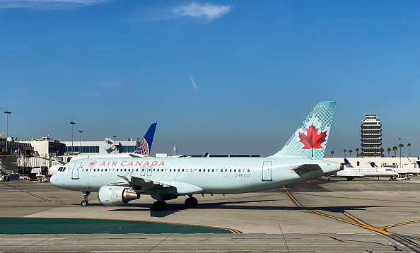 Air Canada a vu une baisse de son activité de plus de 90 % du jour au lendemain en raison des restrictions de voyage imposées partout dans le monde. (Photo : DANIEL SLIM/AFP via Getty Images)