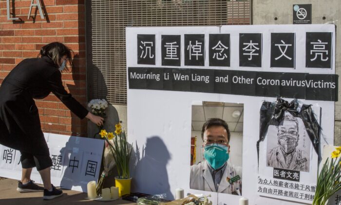 Un mémorial pour le Dr Li Wenliang, un dénonciateur du virus du PCC, devant le campus de l'Université de Californie-Los Angeles à Westwood, Californie, le 15 février 2020 (Mark Ralston/AFP via Getty Images)