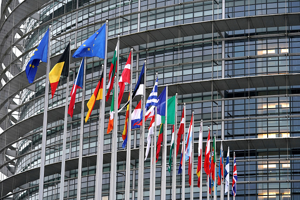 -Les drapeaux nationaux des pays membres de l'Union européenne. (Photo de Thomas Niedermueller / Getty Images.