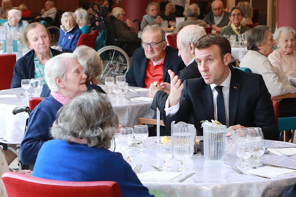 Emmanuel Macron s'entretient avec des personnes âgées lors de la visite d'un EHPAD dans le 13e arrondissement de Paris, le 6 mars 2020. (Photo : LUDOVIC MARIN/POOL/AFP via Getty Images)