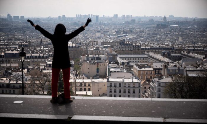 Une femme s'étire sur la colline de Montmartre, à Paris, le 22 mars 2020, sixième jour du confinement national strict visant à stopper la propagation du virus de Wuhan. (Lionel Bonaventure/AFP via Getty Images)
