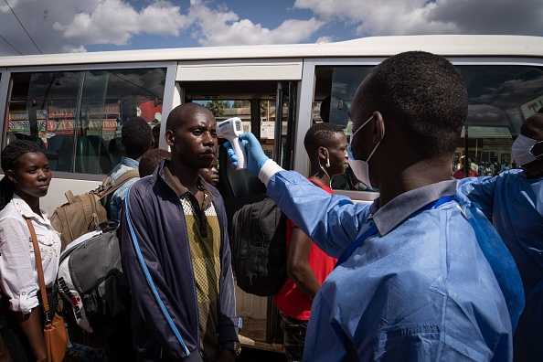 -Un personnel du Rwanda Biomedical Center contrôle les passagers d'une gare routière après que le gouvernement a suspendu tous les mouvements inutiles pendant deux semaines pour freiner la propagation du coronavirus à Kigali, au Rwanda, le 22 mars 2020. Photo par Simon Wohlfahrt / AFP via Getty Images.