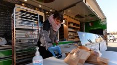 Des foodtrucks servent des repas chauds et gratuits aux routiers sur les aires d’autoroute du Gard et d’Indre-et-Loire