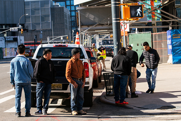 Les gens attendent une entrevue pour un emploi dans la construction, le 26 mars 2020 à New York. (Photo : Eduardo Munoz Alvarez/Getty Images)