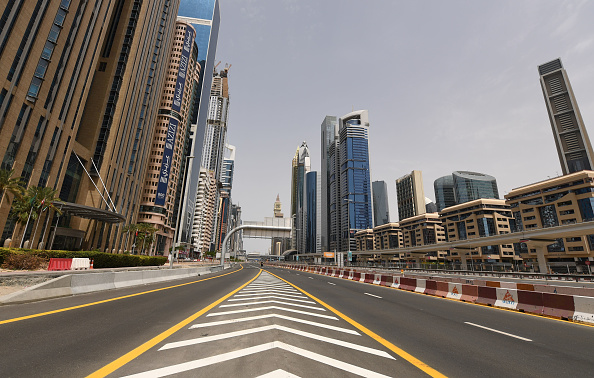 La rue Sheikh Zayed vide à Dubaï. (Photo : KARIM SAHIB/AFP via Getty Images)