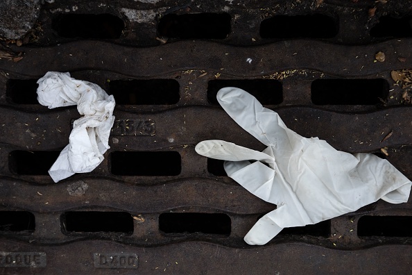 En France, de nombreux masques et gants de plastique sont jetés dans les rues depuis le début de l'épidémie du virus de Wuhan. (JOEL SAGET/AFP via Getty Images)