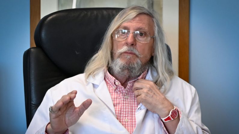 Le professeur français Didier Raoult, biologiste et professeur de microbiologie, spécialisé dans les maladies infectieuses et directeur de l'Institut d'Infection IHU Méditerranée (Photo by GERARD JULIEN/AFP via Getty Images)