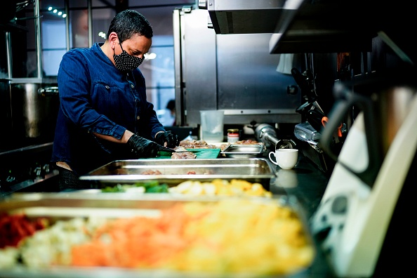 -Le chef Isabelle Arpin prépare les repas du personnel médical le 31 mars 2020, dans la cuisine du restaurant "Isabelle Arpin" à Bruxelles. Photo par Kenzo TRIBOUILLARD / AFP via Getty Images.