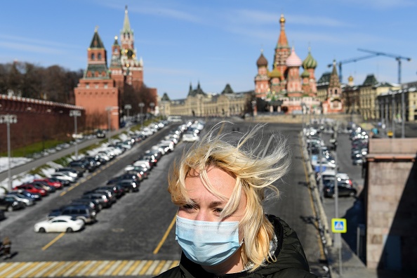 La capitale russe a ordonné aux Moscovites de rester chez eux et la fermeture de tous les commerces non essentiels pour ralentir la propagation du virus du PCC. (Photo : KIRILL KUDRYAVTSEV/AFP via Getty Images)