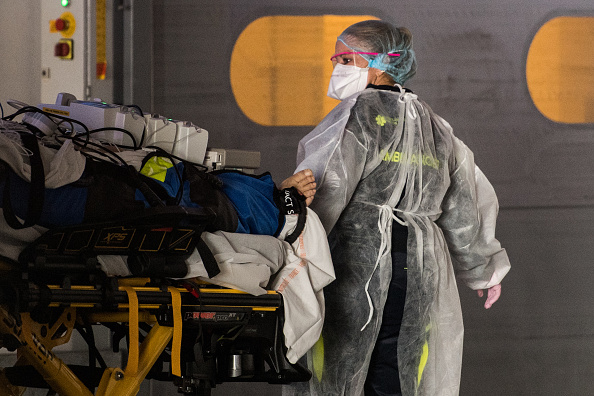 Le personnel médical sort d'une ambulance un patient infecté par le Covid-19 à l'hôpital de Rennes. (Photo : LOIC VENANCE/AFP via Getty Images)