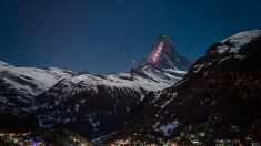 Suisse : un cœur géant projeté sur une montagne emblématique s’illumine tous les soirs « en signe d’espoir »