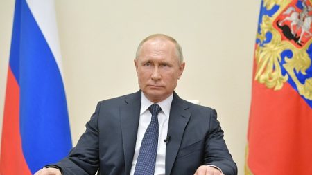 Poutine déclare le mois d’avril chômé pour freiner le coronavirus