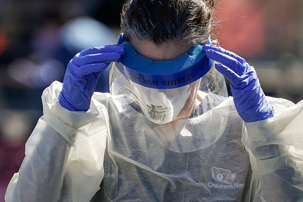 Image d'illustration : les surblouses font partie de l'équipement de base pour protéger les soignants du coronavirus. (Drew Angerer/Getty Images)