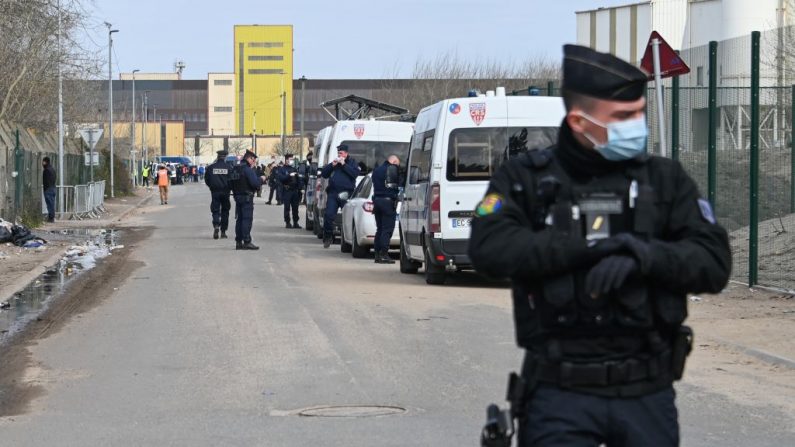 Les forces de police anti-émeute à Calais, dans le nord de la France.  (Photo by DENIS CHARLET/AFP via Getty Images)