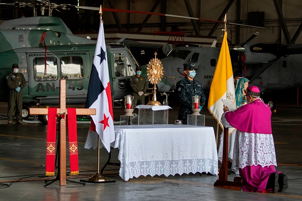-L'archevêque du Panama, Jose Domingo Ulloa, prie lors d'une cérémonie à la Howard Air Force Base à Panama, le 5 avril 2020, avant un vol en hélicoptère au-dessus de la capitale et des environs pour "protéger le pays contre la maladie" le COVID19. Photo de Luis ACOSTA / AFP via Getty Images.