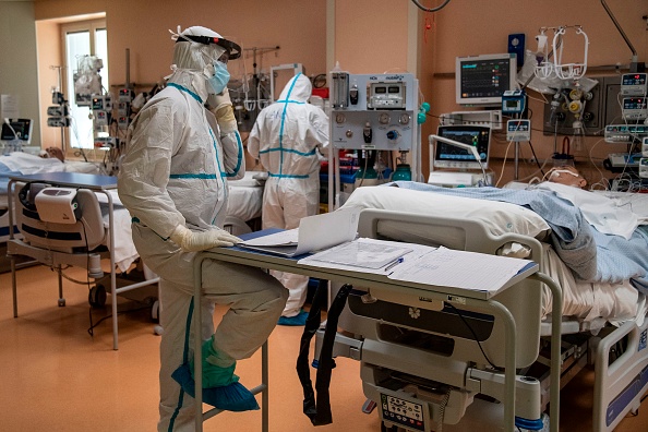 Un médecin appelle les proches d'un patient pour les informer qu’il est en soins intensifs dans la salle COVID de l'hôpital Maria Pia de Turin le 7 avril 2020. Photo de MARCO BERTORELLO / AFP via Getty Images.