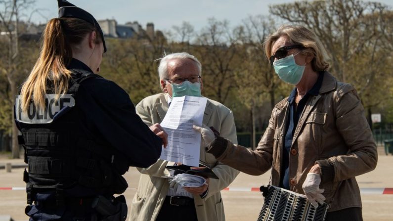 La police contrôle les papiers des passants le 7 avril 2020, au cours de la 22e journée d'un dispositif de confinement en France visant à freiner la propagation de la pandémie de COVID-19, causée par le nouveau coronavirus.  (Photo by BERTRAND GUAY/AFP via Getty Images)