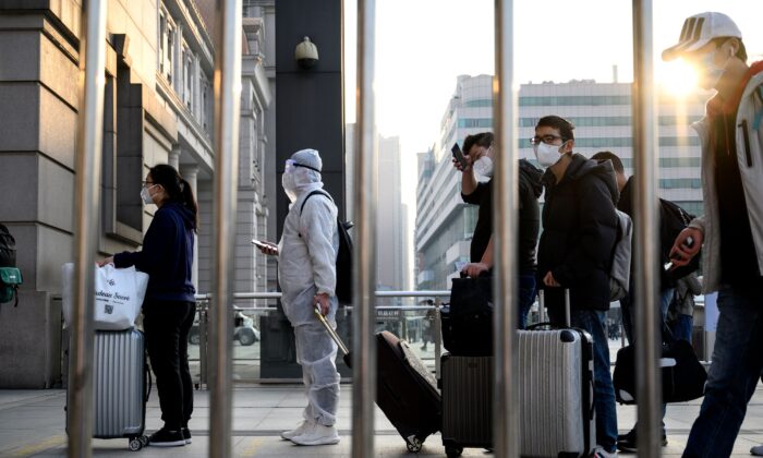 Des personnes portant des masques faciaux arrivent à la gare de Hankou à Wuhan pour prendre l'un des premiers trains quittant la ville dans la province centrale du Hubei, en Chine, au début du 8 avril 2020. (Noel Celis/AFP via Getty Images)