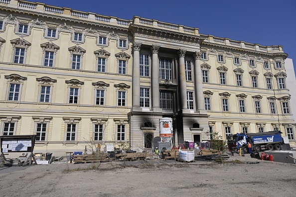 -Un passage au rez-de-chaussée du nouveau bâtiment du Palais de la ville de Berlin est visible après qu'un incendie s'est déclaré sur le chantier de construction le 8 avril 2020. Photo de John MACDOUGALL / AFP via Getty Images.