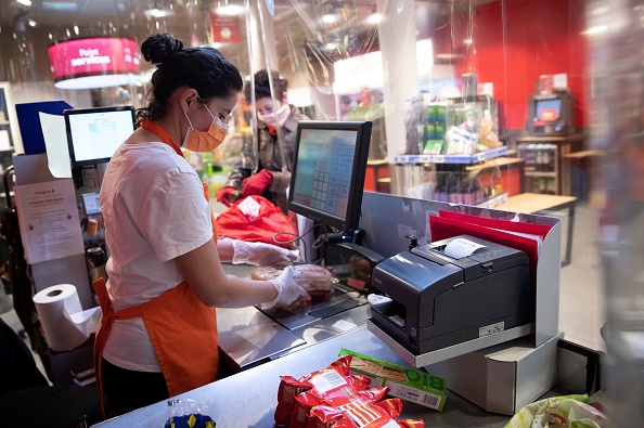 Une caissière dans un supermarché de l'enseigne Franprix. (THOMAS SAMSON/AFP via Getty Images)