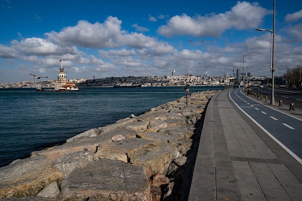 -Une vue du Bosphore et de la tour de la jeune fille à Istanbul le 8 avril 2020, après que le gouvernement a intensifié les mesures pour endiguer la croissance rapide des cas de coronavirus en Turquie. Photo de YASIN AKGUL / AFP via Getty Images.