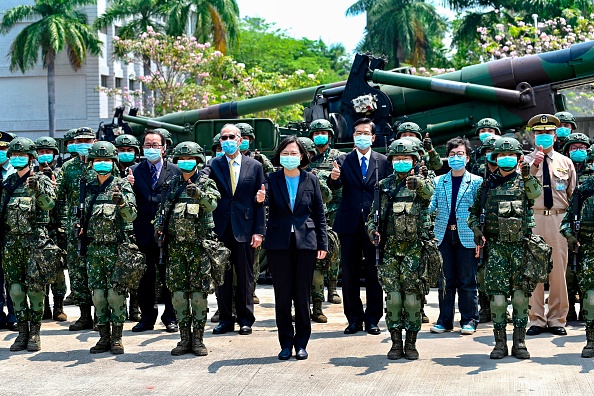 -La présidente taïwanaise Tsai Ing-wen, vu portant un masque facial au milieu de la pandémie de coronavirus COVID-19 aux côtés de soldats et de fonctionnaires, pose pour une photo lors de sa visite d'une base militaire à Tainan, dans le sud de Taïwan, le 9 avril 2020. Taïwan reste exclus de l'Organisation mondiale de la santé (OMS) et d'autres organisations internationales, après que Pékin a intensifié sa campagne pour isoler diplomatiquement Taiwan. Photo de Sam Yeh / AFP via Getty Images.