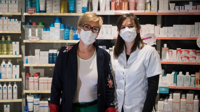 Illustration. Les pharmaciennes françaises Nelly (g) et Céline posent dans la pharmacie où ils travaillent, à Savenay, dans l'ouest de la France, le 6 avril 2020. (Photo par LOIC VENANCE/AFP via Getty Images)