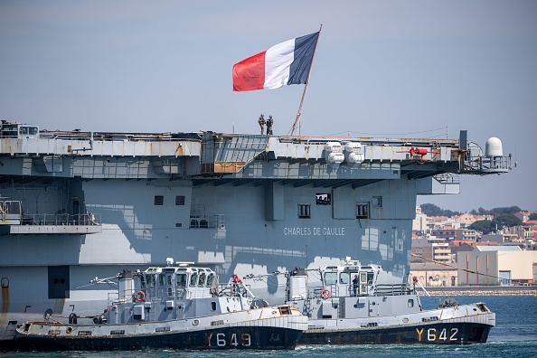 Le porte-avions Charles de Gaulle à Toulon est arrivé à Toulon le 12 avril afin que les personnes infectées puissent commencer une période de quarantaine sur la terre ferme, selon le ministère.
 (Photo : CHRISTOPHE SIMON/AFP via Getty Images)