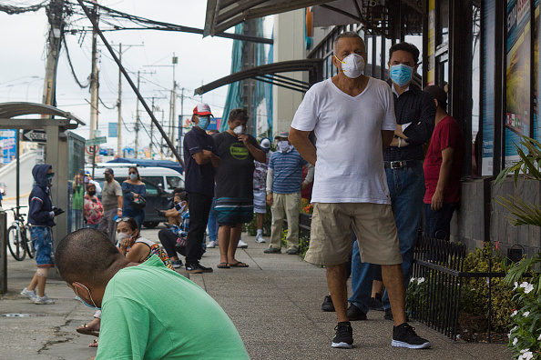 Des personnes portant des masques font la queue devant une banque le 13 avril 2020 à Guayaquil, en Équateur. Guayaquil est l'épicentre de la pandémie de COVID-19 en Equateur. (Photo : Eduardo Maquilón/Getty Images/Getty Images)