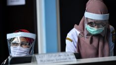 Imperméables et dons: les médecins d’Indonésie ont recours au système D contre le virus