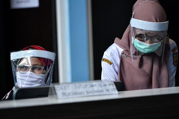 -Des travailleurs médicaux portant un équipement de protection à titre préventif contre le coronavirus COVID-19 travaillent dans un centre de santé communautaire à Banda Aceh le 14 avril 2020 Indonésie. Photo de CHAIDEER MAHYUDDIN / AFP via Getty Images.