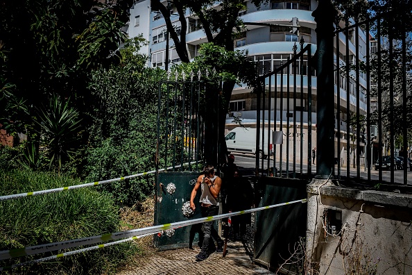 -Une distribution de repas dans le cadre d'un plan d'urgence de la mairie de Lisbonne pour atténuer l'impact social de l'épidémie de coronavirus dans une ancienne caserne de la Garde nationale à Lisbonne le 14 avril 2020. Photo de PATRICIA DE MELO MOREIRA / AFP via Getty Images.