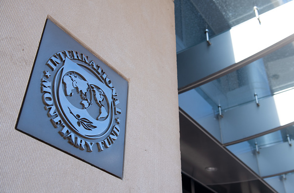 Le logo du Fond Monétaire International à l'extérieur du bâtiment où se trouve son siège à Washington, DC, le 15 avril 2020. (Photo : SAUL LOEB/AFP via Getty Images)