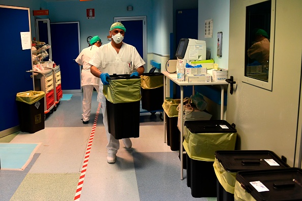Des employés de l'hôpital sont formés à la gestion des déchets dangereux. (Photo : MIGUEL MEDINA/AFP via Getty Images)