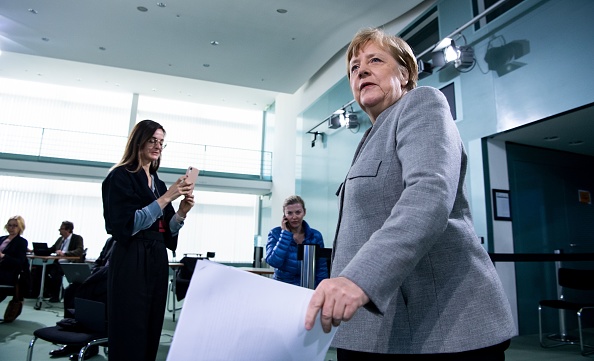 La chancelière allemande Angela Merkel arrive pour une conférence de presse, le 15 avril 2020 à la suite d'une vidéoconférence avec les dirigeants des États fédéraux allemands à la chancellerie de Berlin. (Photo : BERND VON JUTRCZENKA/POOL/AFP via Getty Images)
