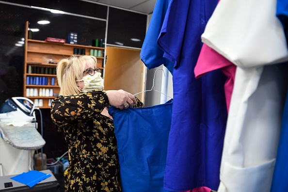 Image d’illustration: une couturière fabrique des blouses pour les hôpitaux. (ANDY BUCHANAN/AFP via Getty Images)