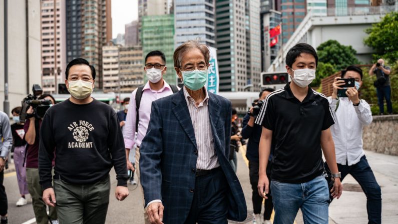 L'ancien député et activiste pro-démocratie Martin Lee quitte le poste de police du district central de Hong Kong après avoir été arrêté le 18 avril 2020. La police de Hong Kong a arrêté au moins 14 vétérans et partisans pro-démocratie lors d'une opération de grande envergure. (Anthony Kwan/Getty Images)