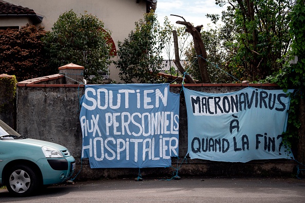 Banderole "Marcronavirus à quand la fin ?" affichée à Toulouse. (Photo : LIONEL BONAVENTURE/AFP via Getty Images)