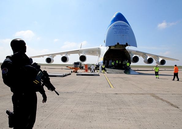L'Antonov An-225 Mriya ukrainien, en provenance de Chine, livre 8,6 millions de masques et 150 tonnes d'équipements sanitaires. Aéroport Paris-Vatry dans la Marne, le 19 avril 2020. (Photo : FRANCOIS NASCIMBENI/AFP via Getty Images)