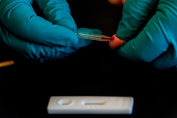 Un technicien effectuant un test sérologique COVID-19 avec un kit produit par la société biotechnologique belge ZenTech, le 20 avril 2020, à Liège.(Photo : KENZO TRIBOUILLARD/AFP via Getty Images)